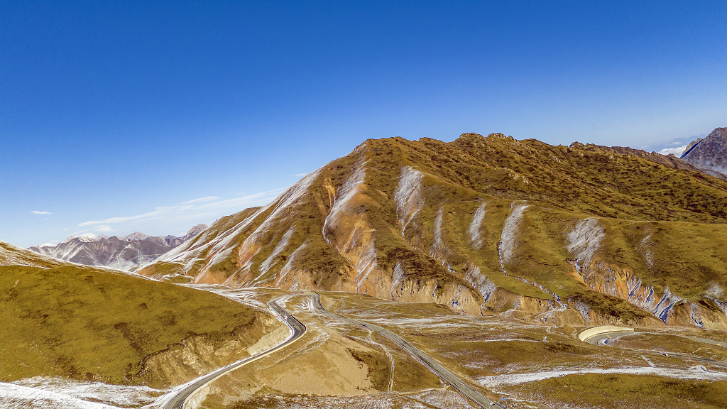 初冬清晨青海拉脊山上的白雪和盘山公路大自然旅游旅行风景风光美景摄影图电脑桌面壁纸