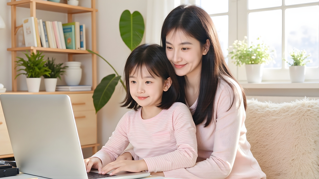 小学女生用笔记本电脑在线学习小学教育AI