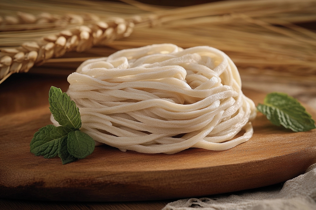 木板上薄荷叶相伴的一团手工面条AI