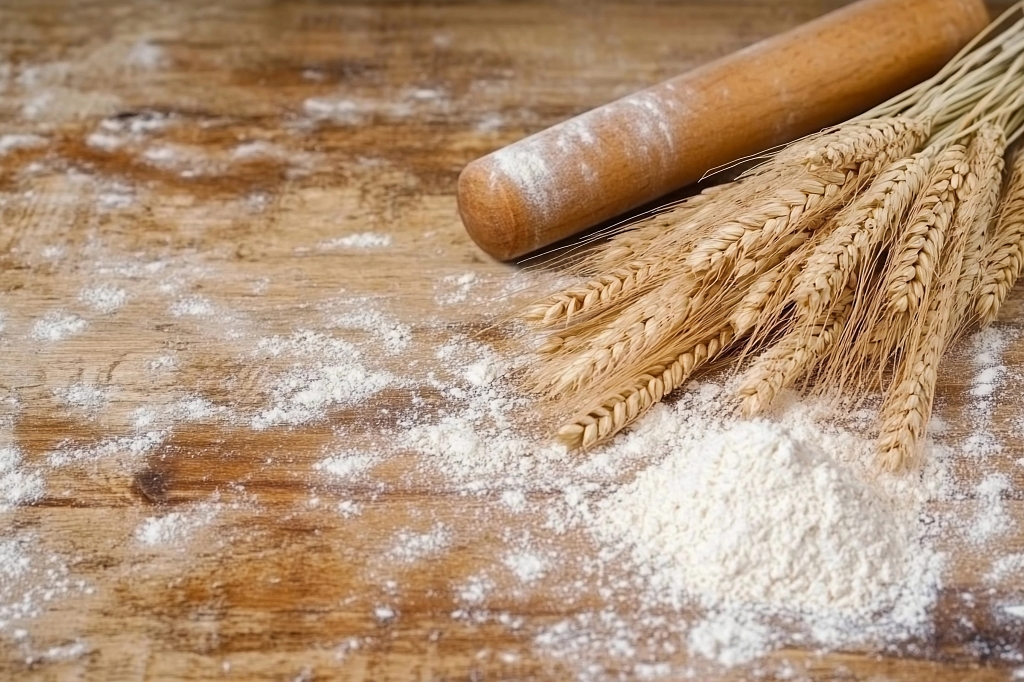 木碗中海鲜面条正被倒入浓郁汤汁的诱人画面AI