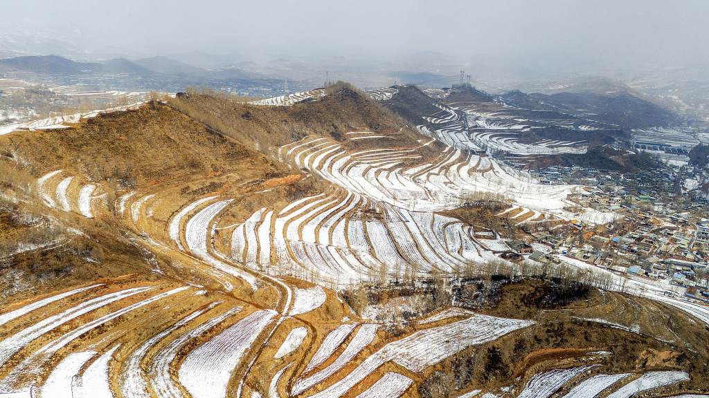 航拍冬季晨雾中的小山村及白雪覆盖的梯田大自然旅游旅行风景风光美景摄影图电脑桌面壁纸