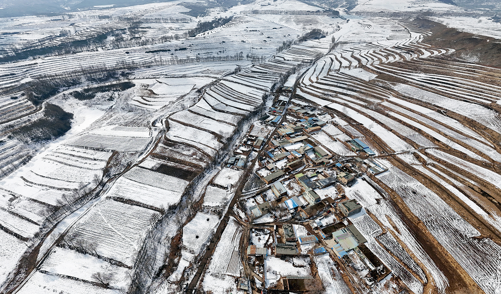 冬日的清晨白雪覆盖下的小山村和梯田大自然旅游旅行风景风光美景摄影图电脑桌面壁纸