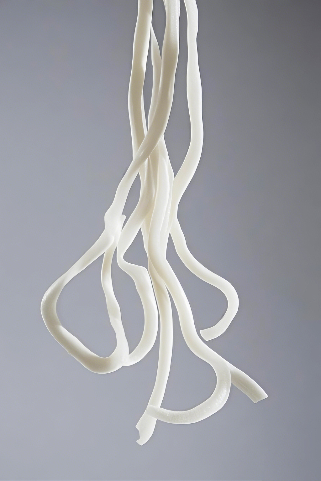 新鲜手工面条悬挂展示呈现诱人质感AI