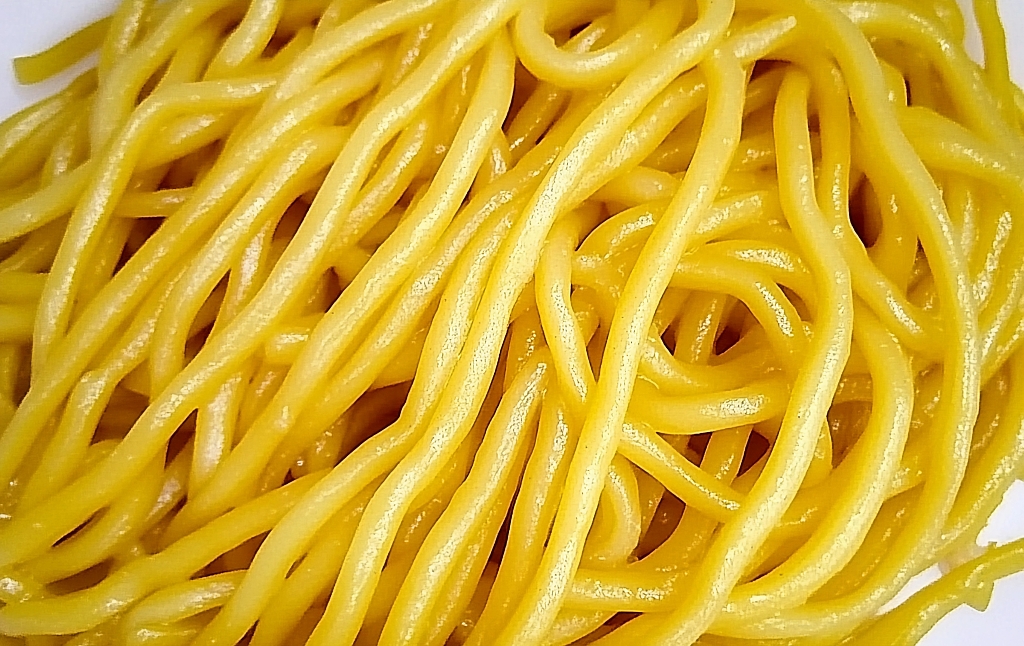 盘中色泽金黄诱人的熟制手工面条AI