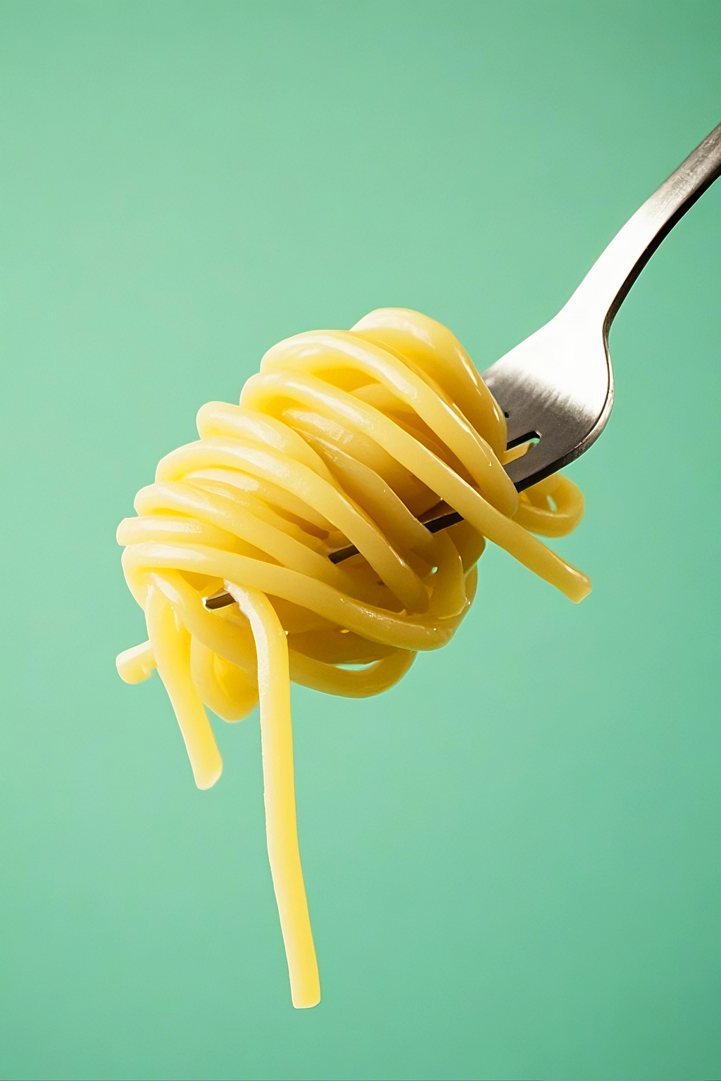 绿色背景下叉子上缠绕着的黄色意大利面AI