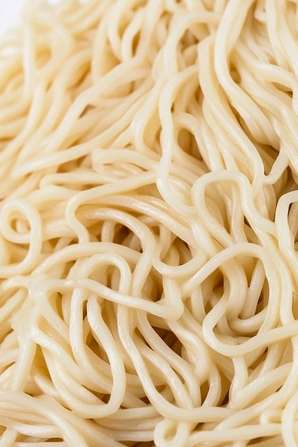 近距离拍摄的色泽淡黄质感细腻的新鲜面条AI