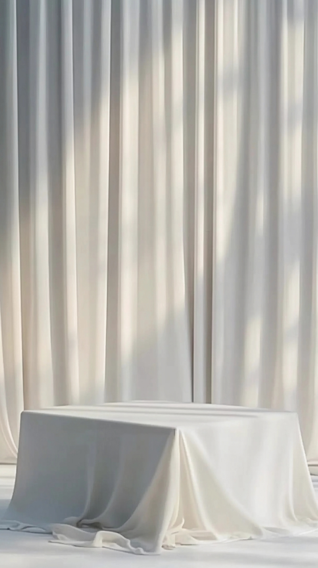 白色窗帘背景下覆盖白色桌布的台面室内场景图AI