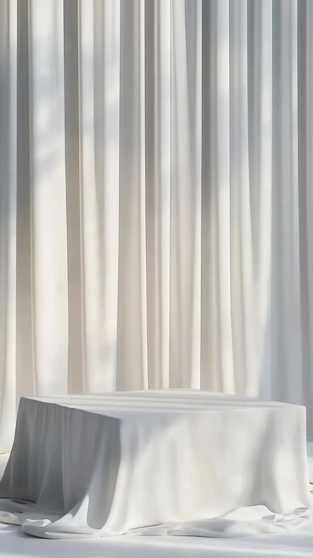 白色窗帘营造柔和氛围的室内台面场景图AI