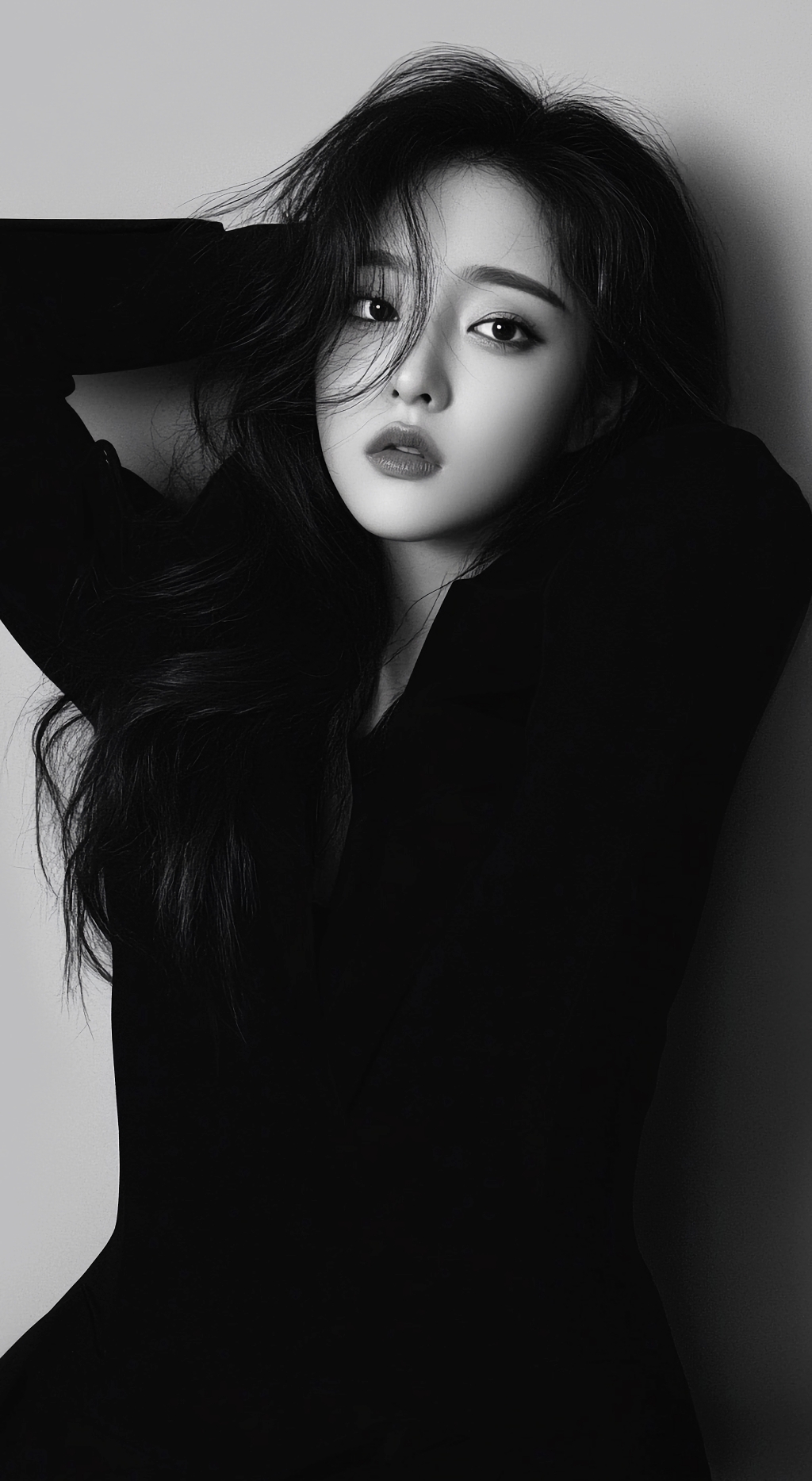 黑白风格长发女子倚墙展现冷调魅力的美容照AI