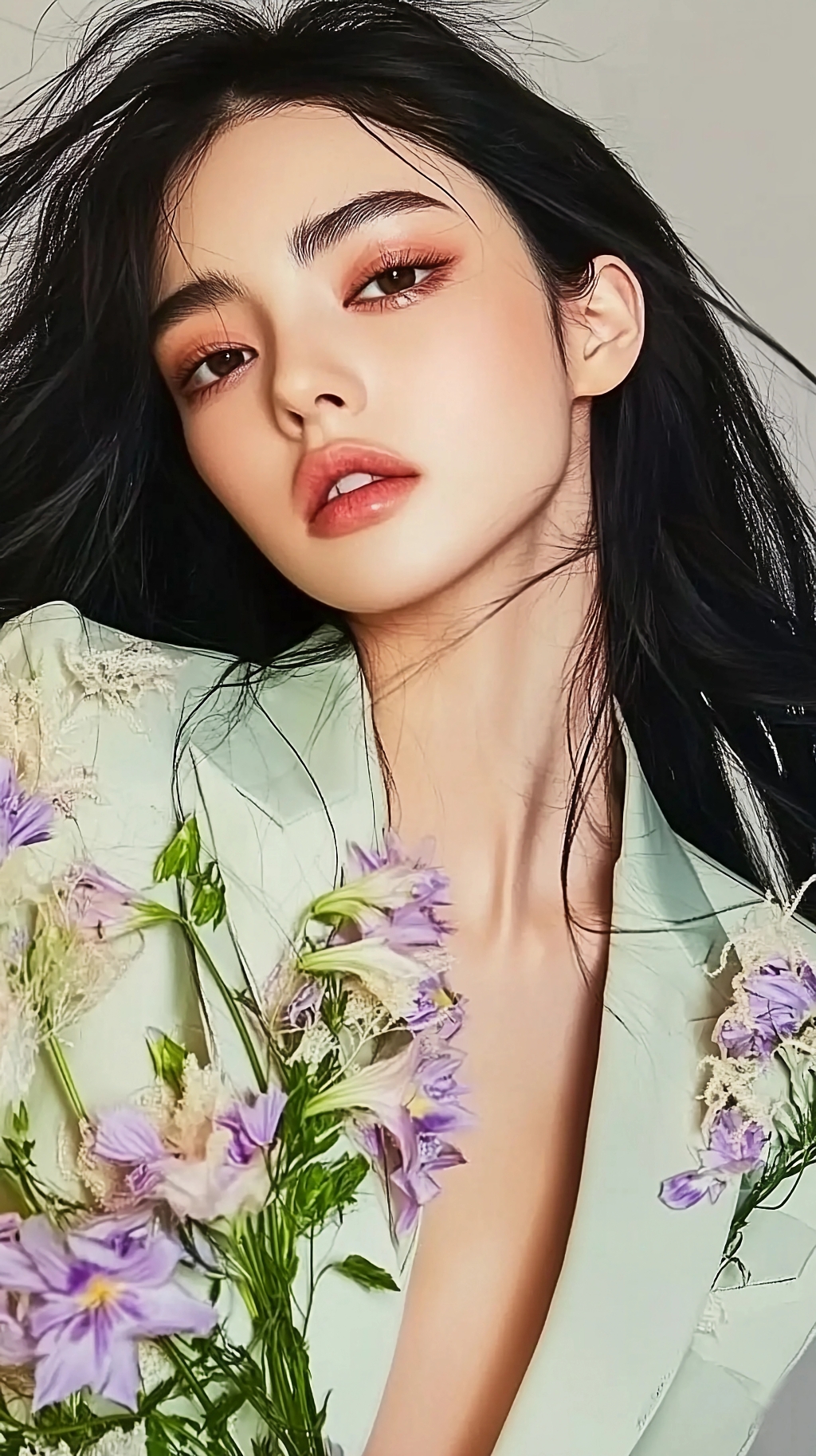 浅绿外套搭紫白花束展现自然美的美容照AI