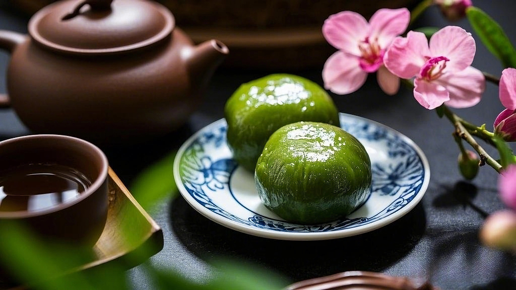 蓝白瓷盘配粉花与有红豆馅的清明节青团AI