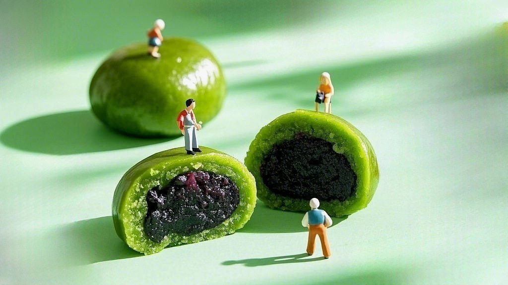 绿色背景上微缩人偶与切开紫米馅的清明节青团AI