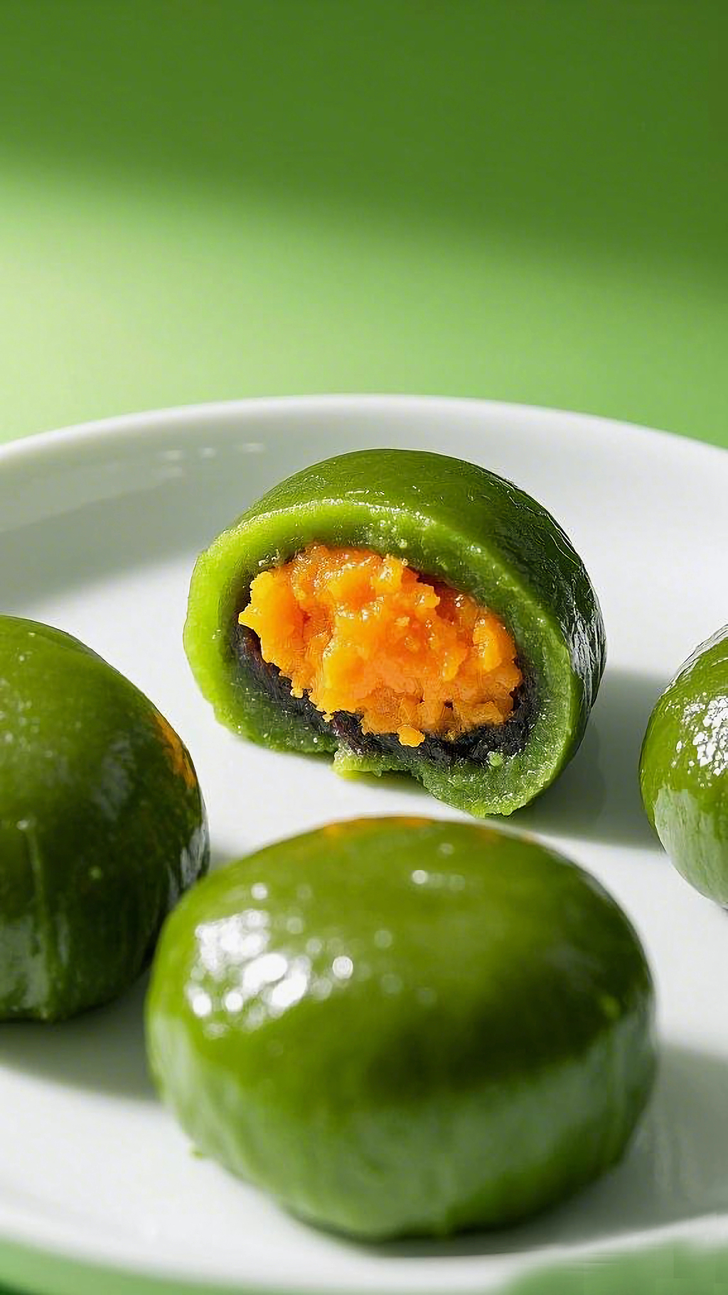 白色盘子中切开有蛋黄豆沙双馅的清明节青团AI