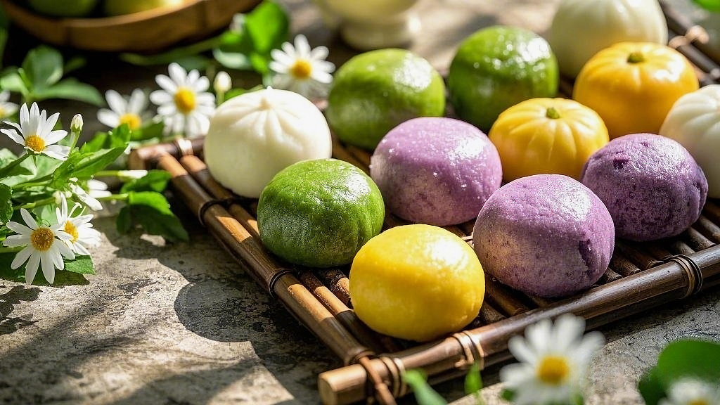 竹制托盘上多种颜色的清明节青团集合AI糕点美食