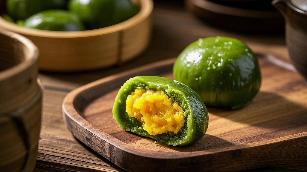 木制托盘上切开露出蛋黄馅的清明节青团AI