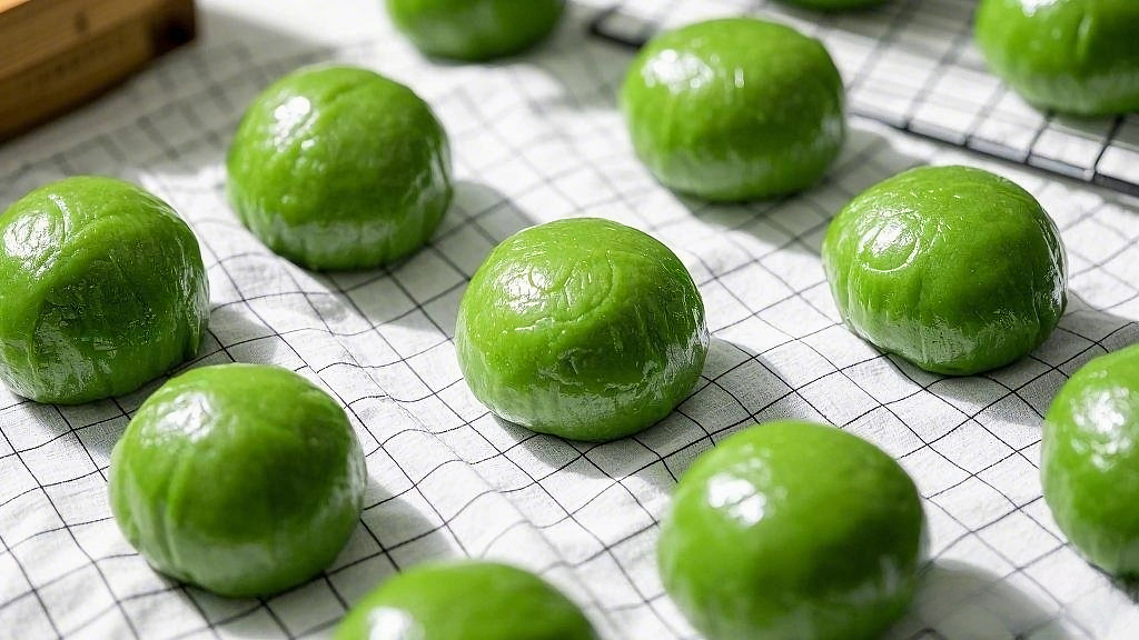 白色网格布上整齐排列的清明节青团AI