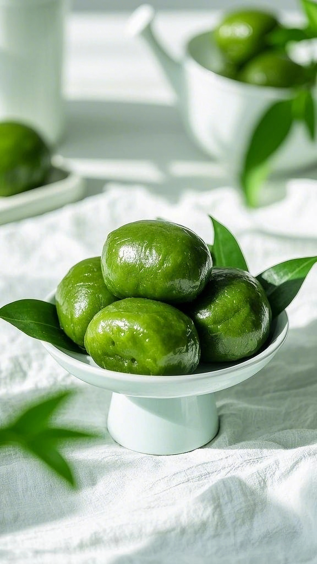 白色瓷碗中堆叠带绿叶的清明节青团AI