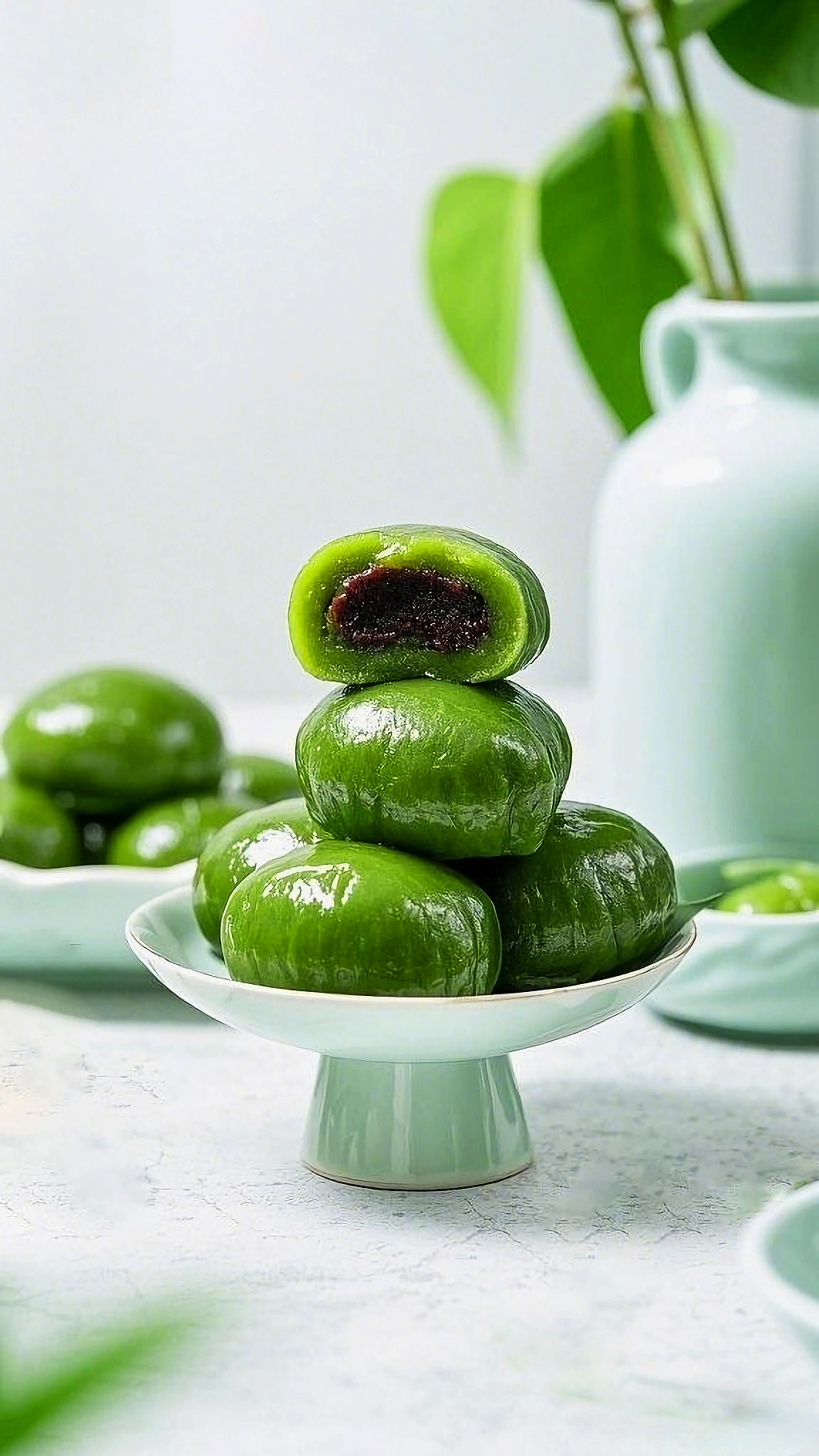 浅绿色瓷碗中展示切开豆沙馅的清明节青团AI