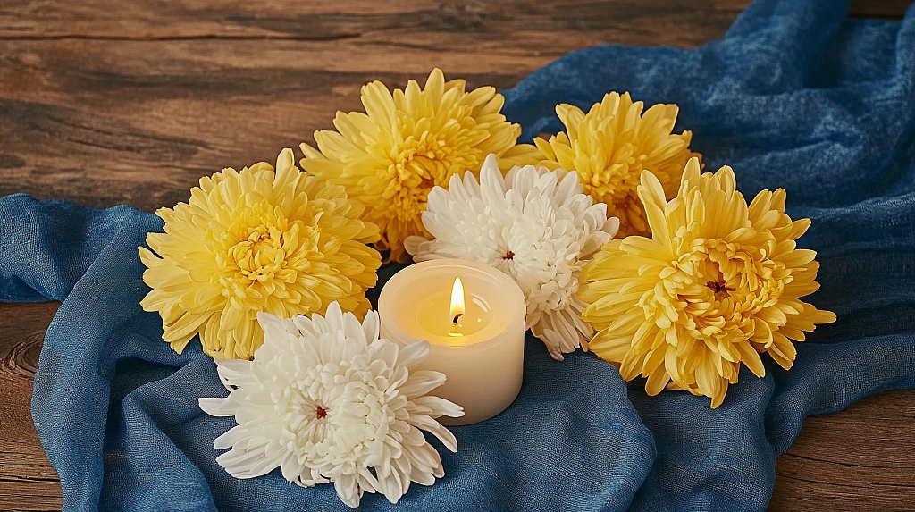 清明节清明主题的黄白菊花围绕蜡烛静谧场景AI