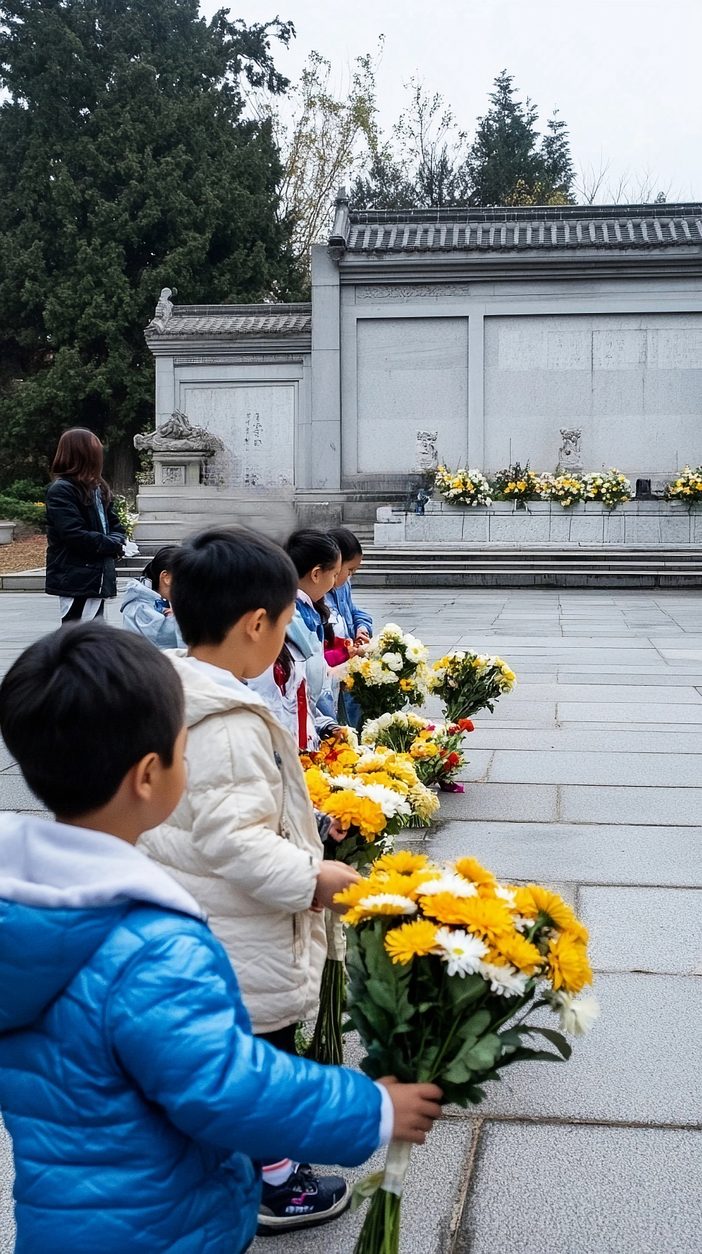 清明节祭祖清明孩子们手持鲜花在场地准备祭奠先人AI