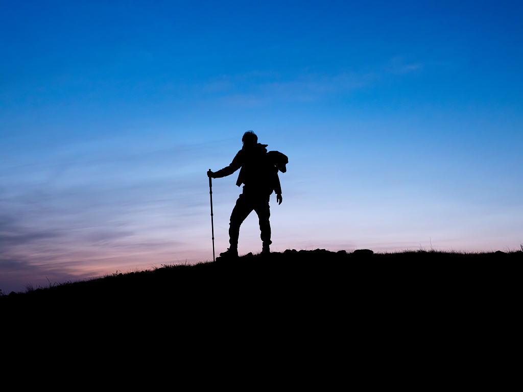 清明节剪影下登顶攀登者励志攀登爬山梦想挑战