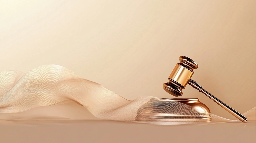 金色渐变背景中法槌和底座的法律权威感图片AI