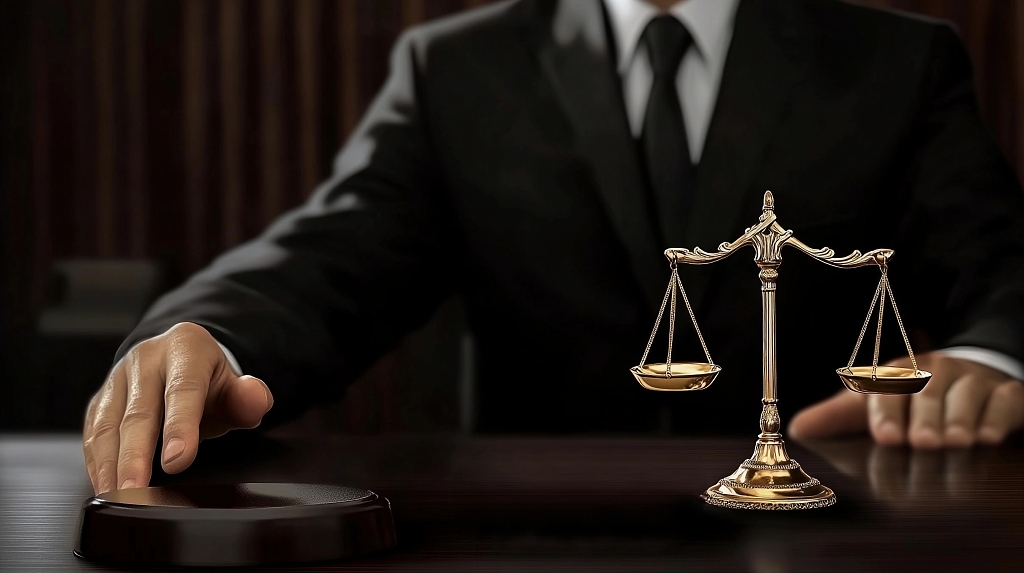身着正装者与桌上金色天平展现法律公平图片AI