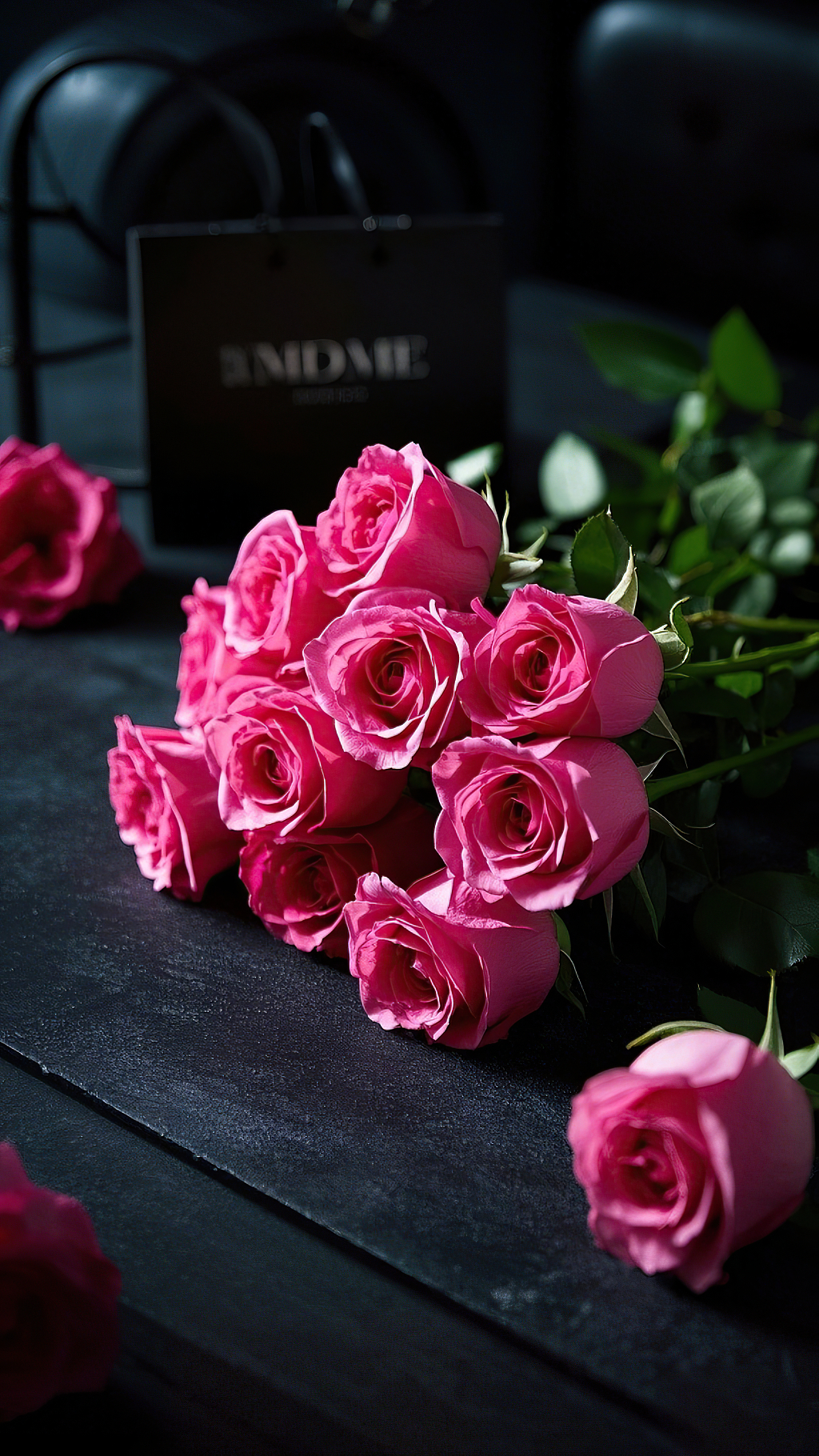 黑色桌面上粉色玫瑰玫瑰花氛围场景		AI