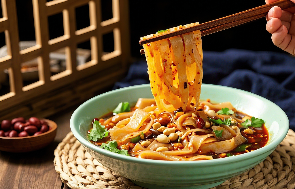 拌粉筷子夹起宽面碗中宽面配花生香菜等佐料	AI