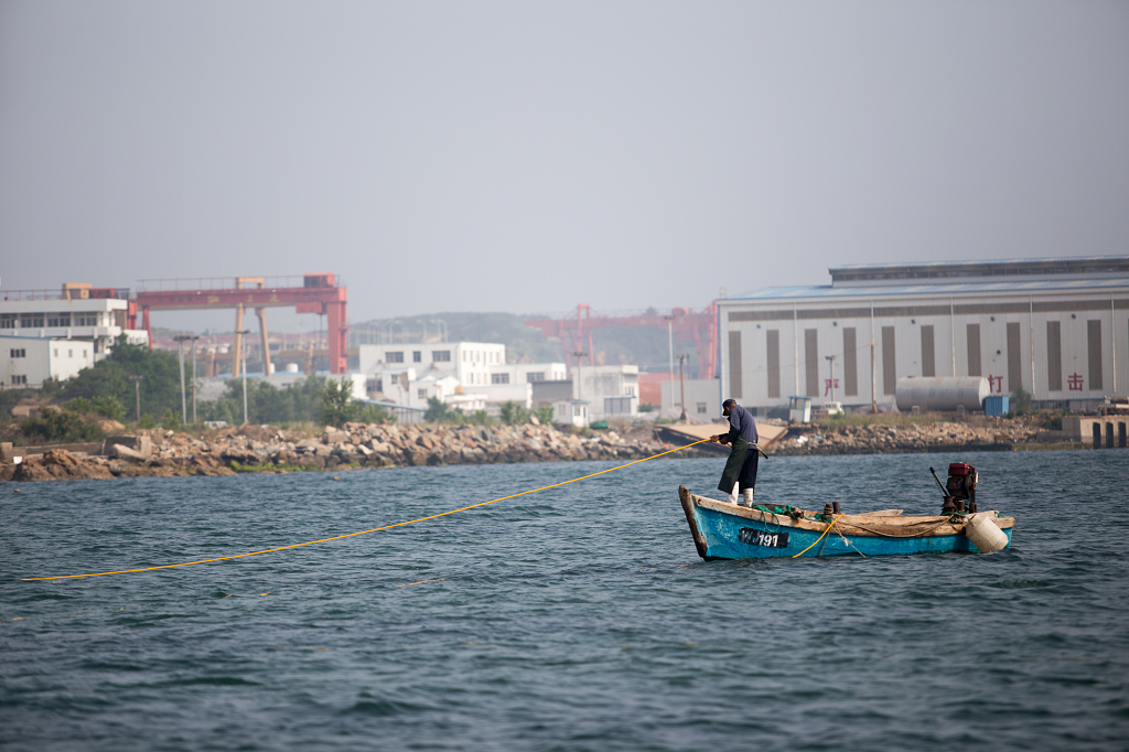 近海捕鱼的渔民