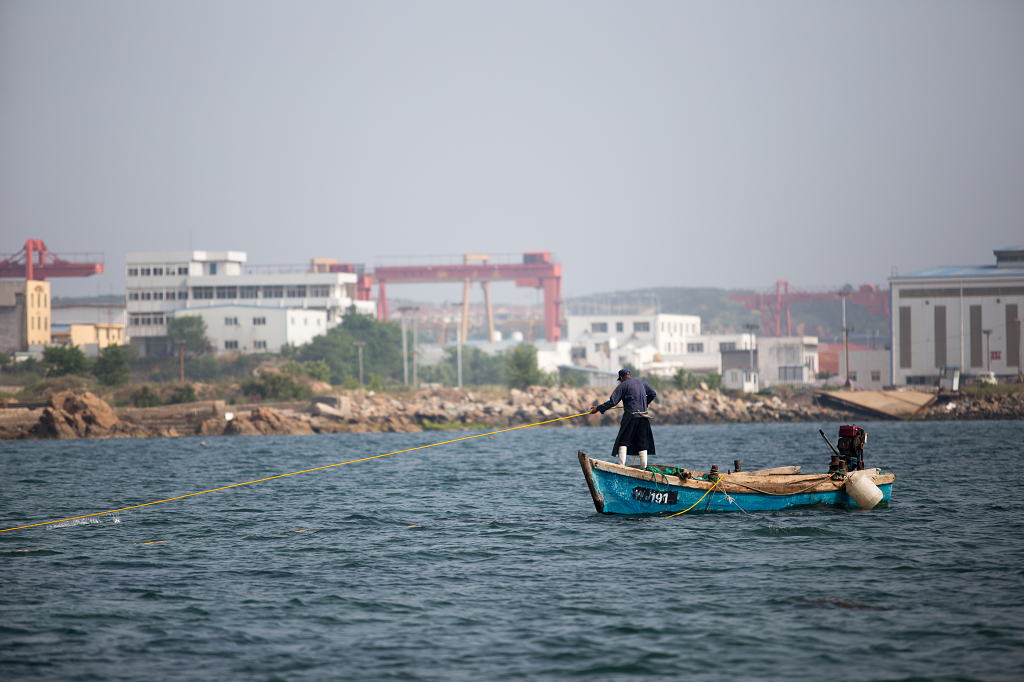 近海捕鱼的渔民