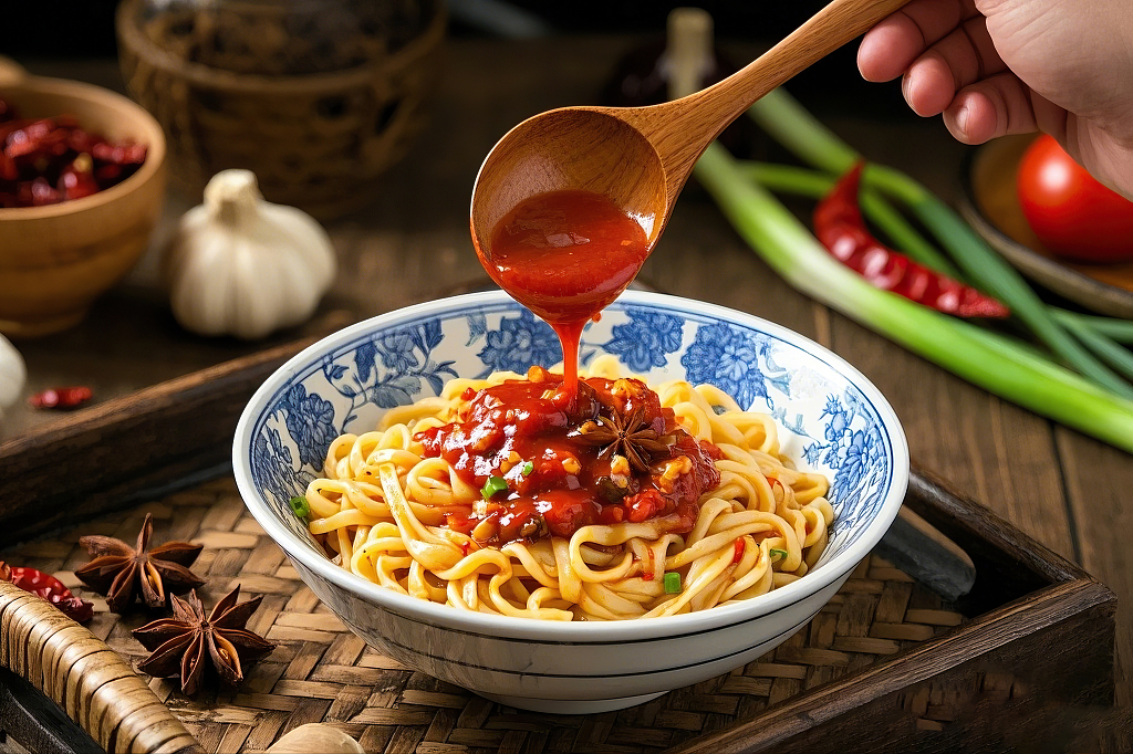 木勺正往蓝白花纹碗里面条浇红色酱料龙虾面AI