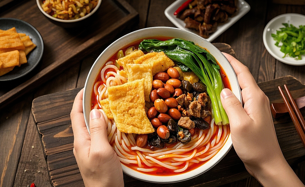 广西特色美食螺蛳粉双手捧着蓝白花纹碗里丰富配菜的特色螺蛳粉	AI