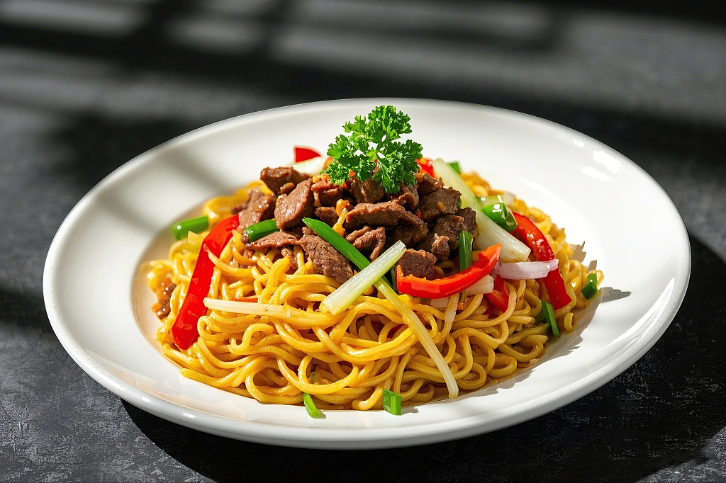 白色盘子中装着牛肉青椒红椒洋葱炒制的美味炒面意大利面	AI
