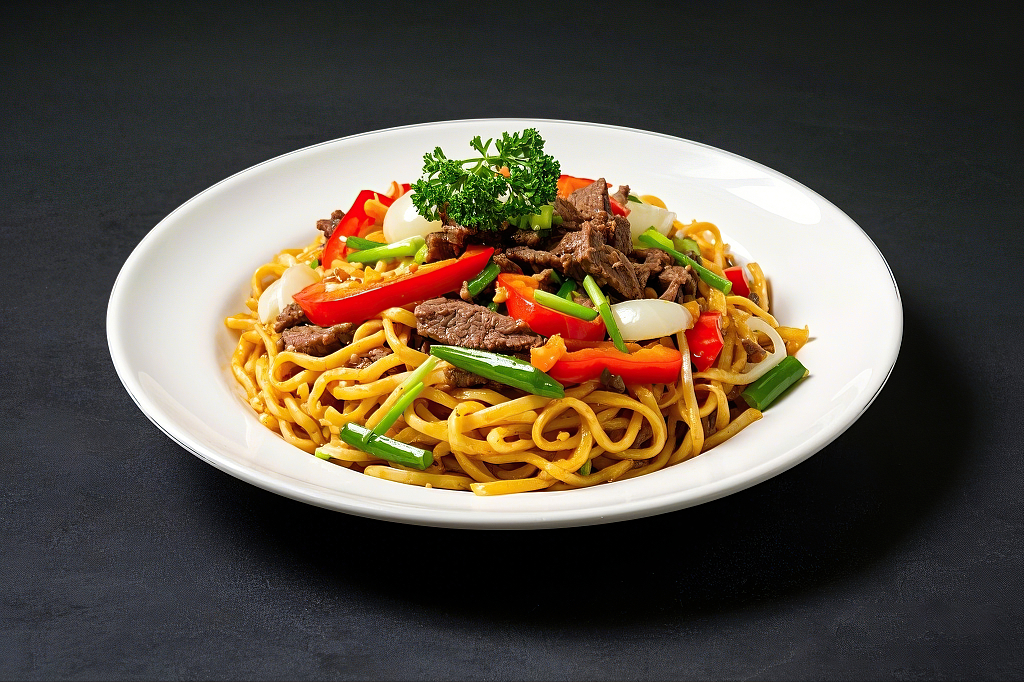 白色盘子中盛有牛肉红椒洋葱葱段搭配的诱人炒面	AI