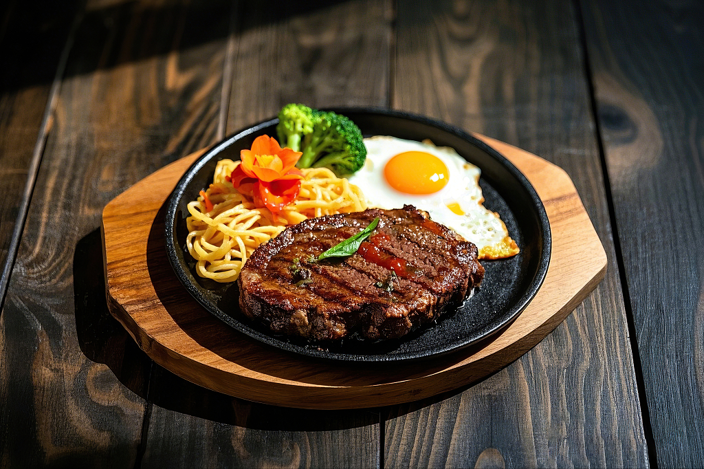 黑色铁盘搭配木制托盘上的牛排煎蛋意面组合	AI
