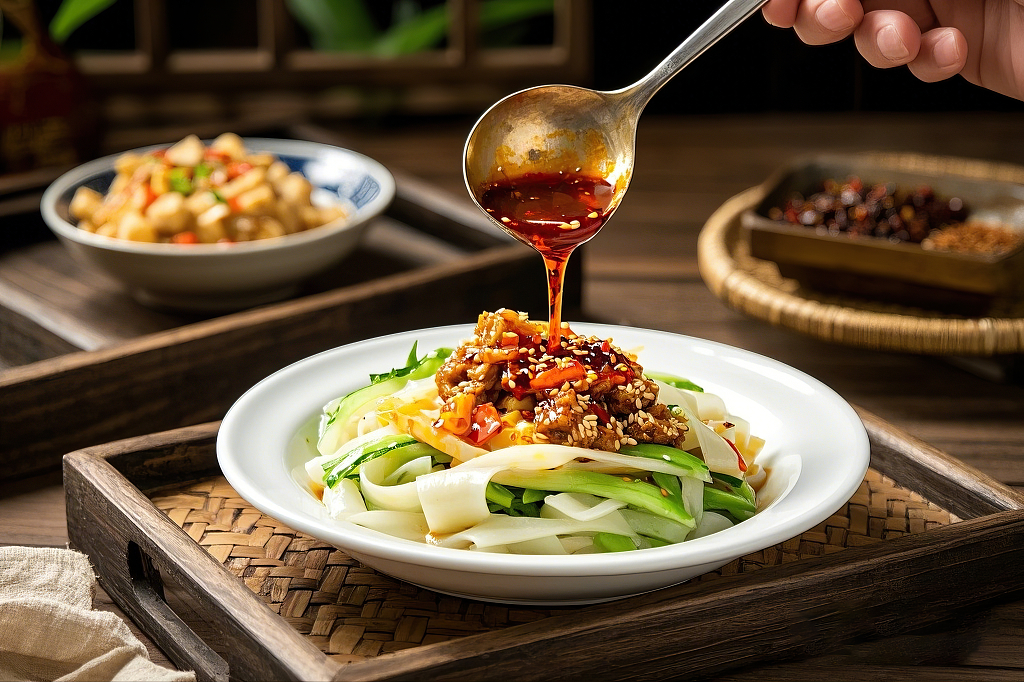 拌凉皮美食木制托盘上勺子正给凉皮浇淋诱人香辣酱汁	AI