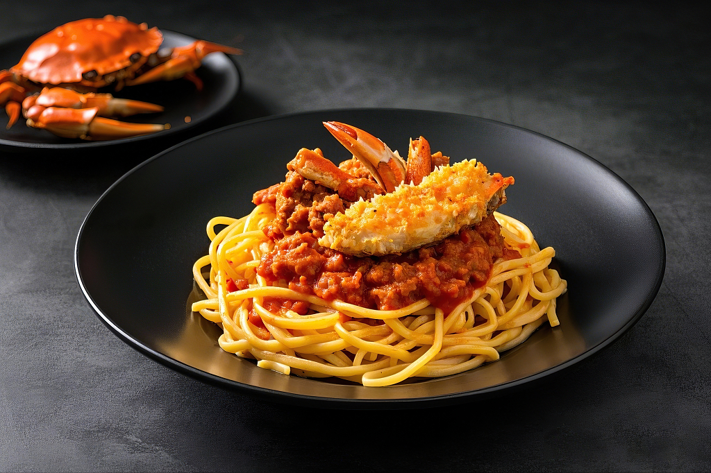 蟹黄拌面美食黑色背景黑色盘中意面盖肉酱和蟹钳旁边放着熟螃蟹	AI