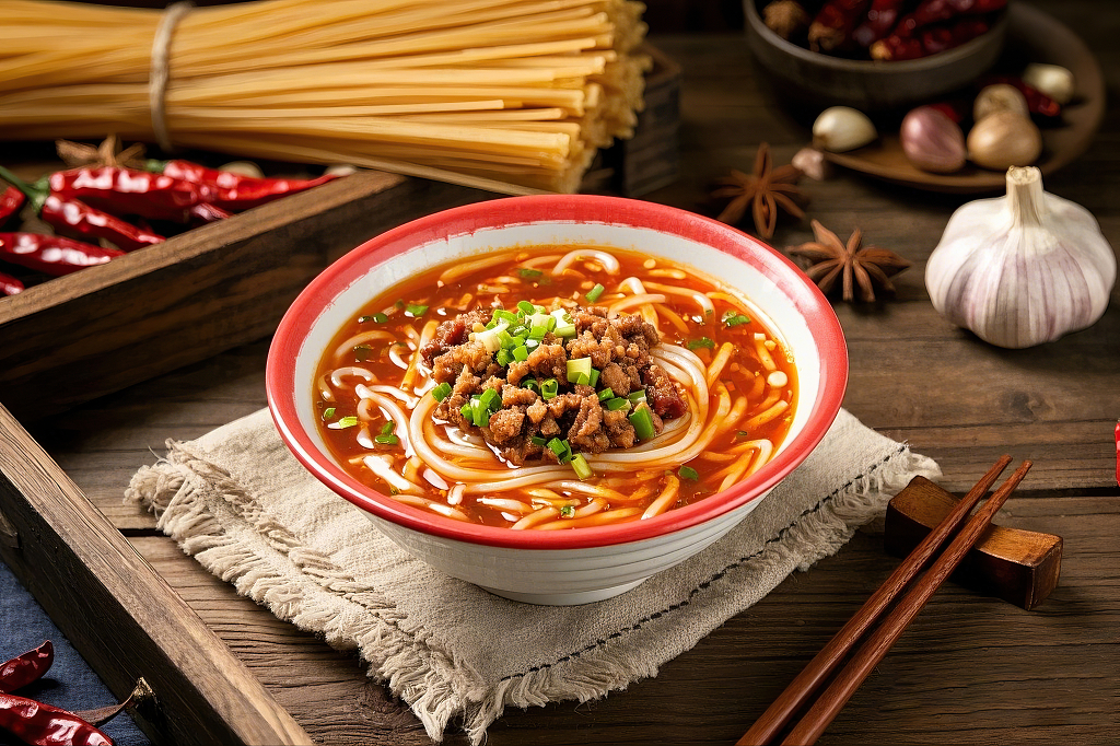 酸辣粉美食红碗中肉末葱花点缀的香浓美味特色米线酸辣粉	AI