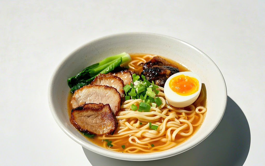 日式拉面豚骨拉面汤面美食白色碗中青菜叉烧溏心蛋搭配的美味拉面	AI