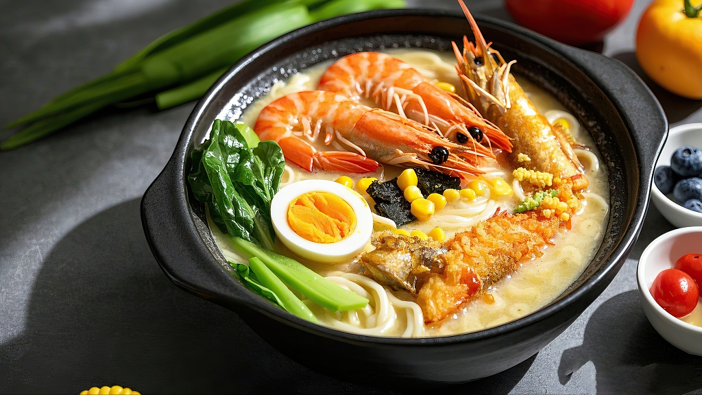海鲜面美食面食黑色砂锅里摆放的大虾玉米溏心蛋组合的浓郁汤面	AI