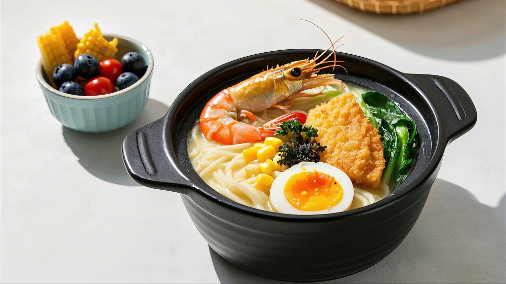 海鲜面美食面食黑色砂锅里摆放的大虾玉米鸡蛋组合的美味汤面	AI