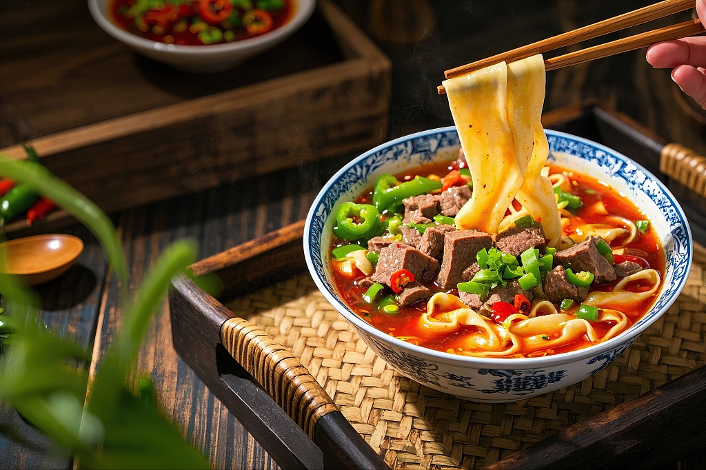 面条拉面美食面食写实风格红油牛肉拉面筷子夹面诱人画面烩面	AI
