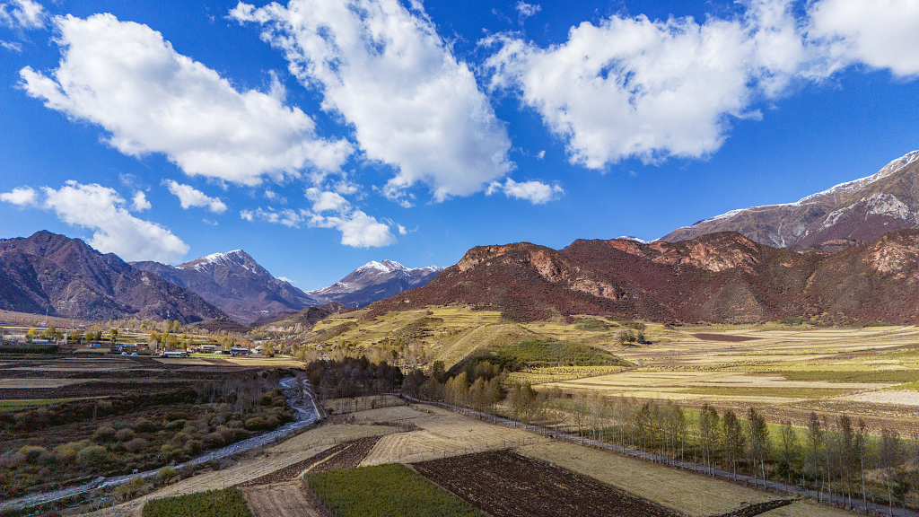 秋日的午后航拍蓝天白云下的群山秋色