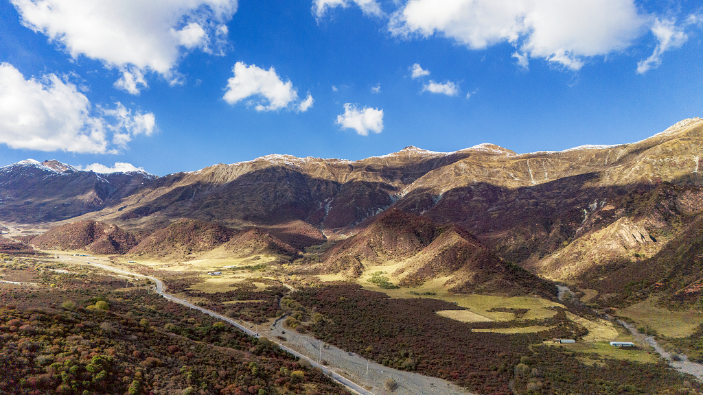 秋日的午后航拍蓝天白云下的群山秋色