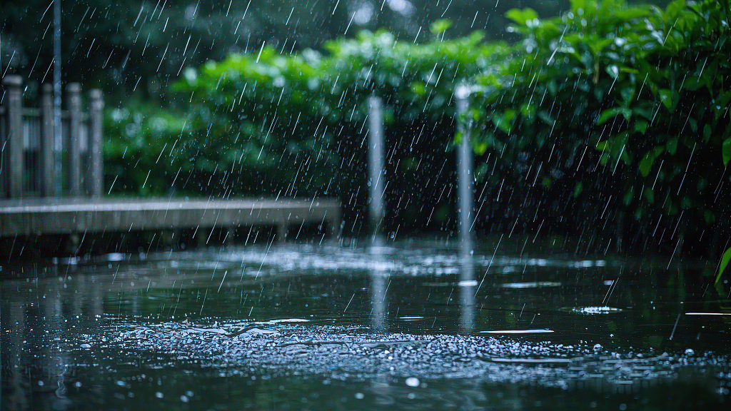 雨滴落入水面泛起涟漪的雨中水景画面AI