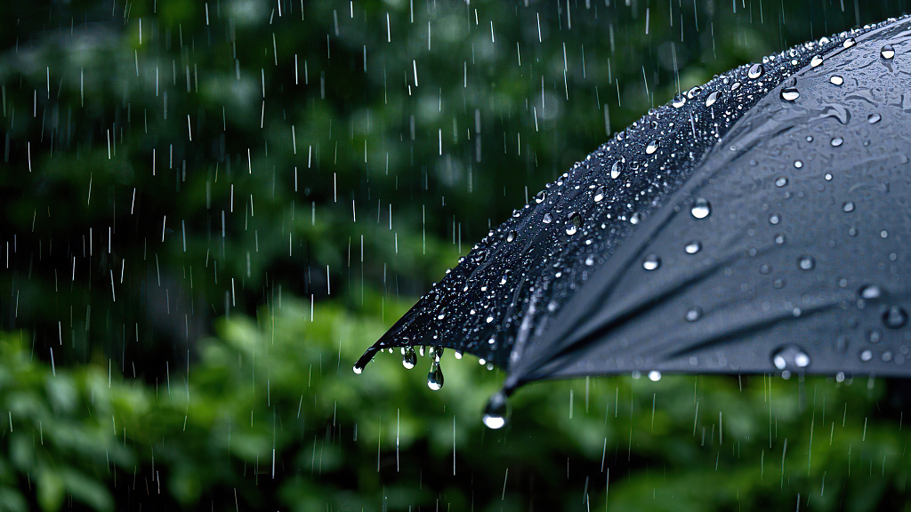 雨中黑色雨伞布满雨滴的细节画面AI