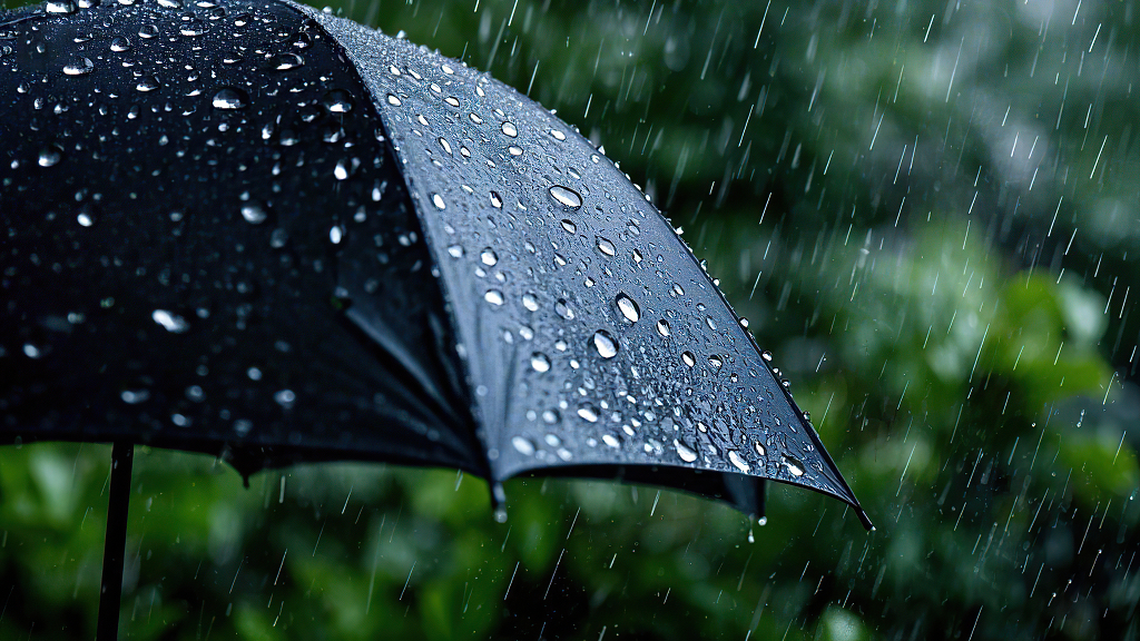 雨中黑色雨伞布满晶莹雨滴的特写画面AI