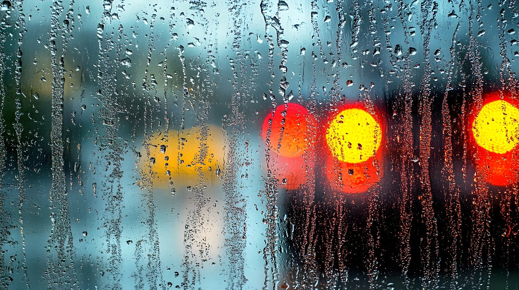 雨天车窗视角模糊城市车灯背景图AI