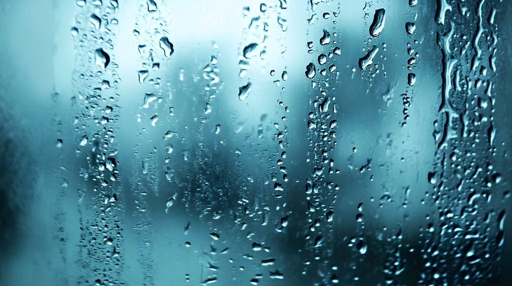 窗户雨滴特写清晨雨天模糊蓝调背景摄影图AI